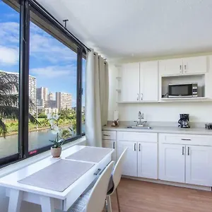 Hawaiian Monarch Upgraded Modern Apartment